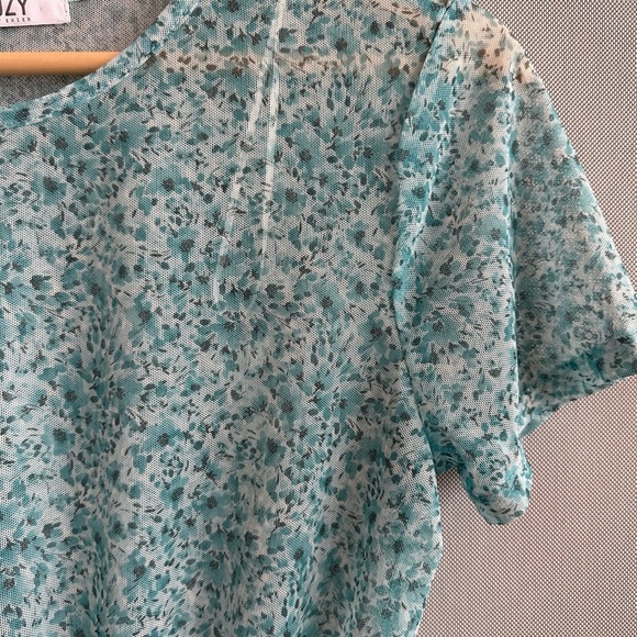 Suzy Shier | Floral Peplum Mesh Sheer Top - Picture 7 of 7